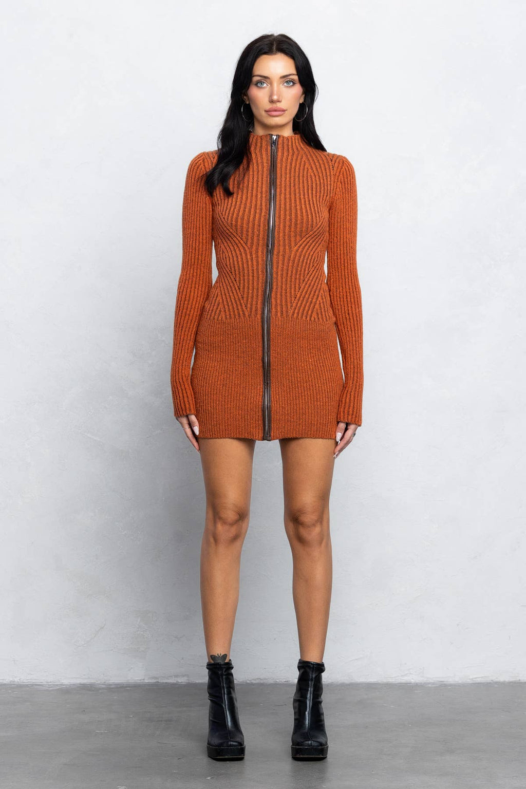 Ribbed long sleeve zip-up knit dress: Rust / M